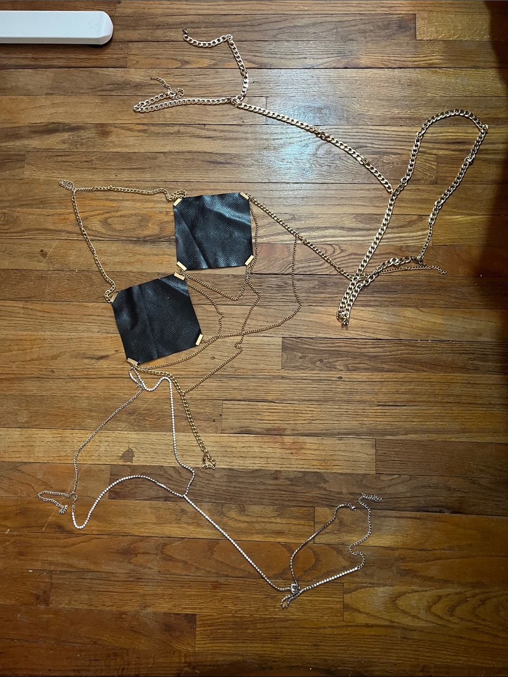 Set of three body chains
